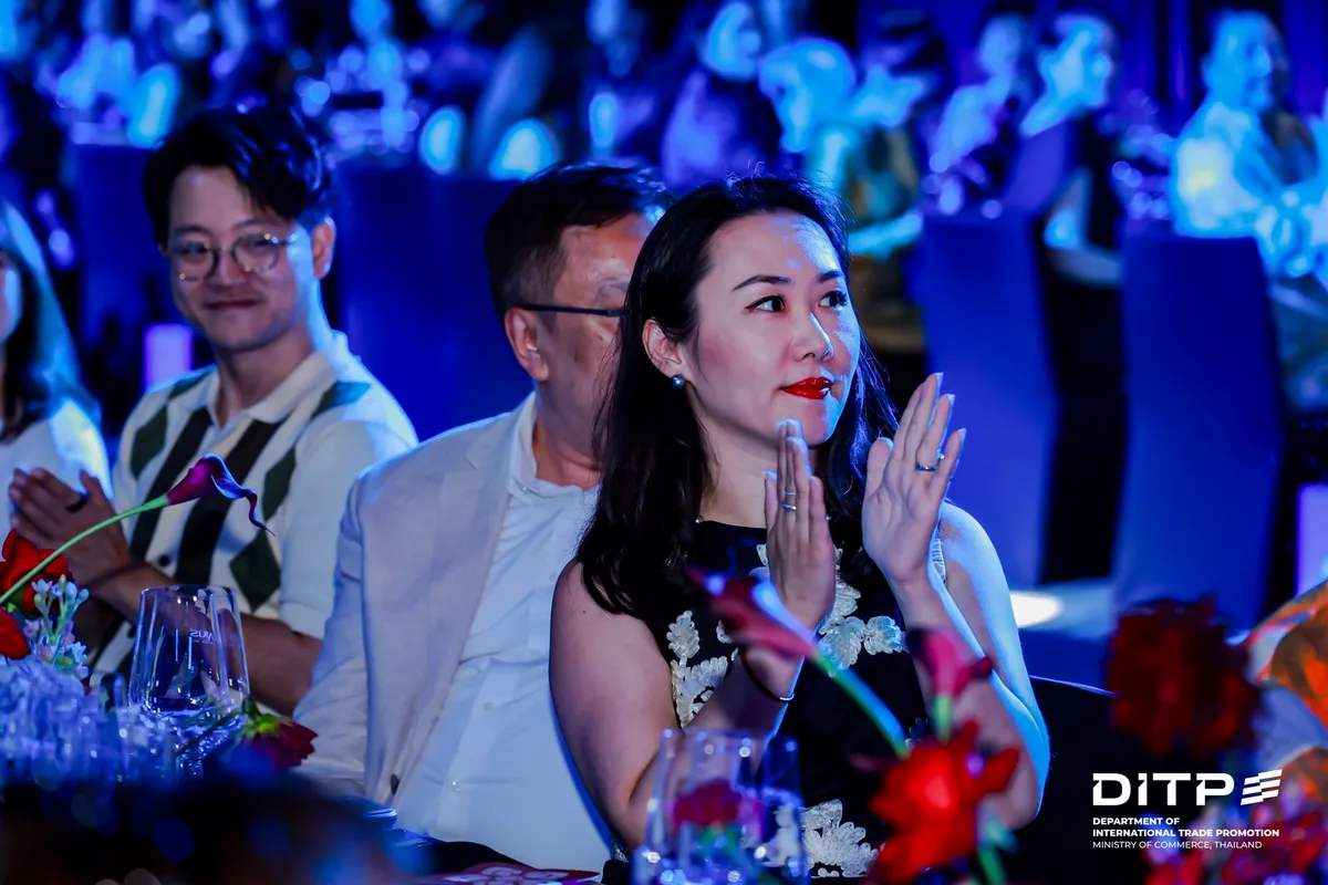 Guests applauding at their table