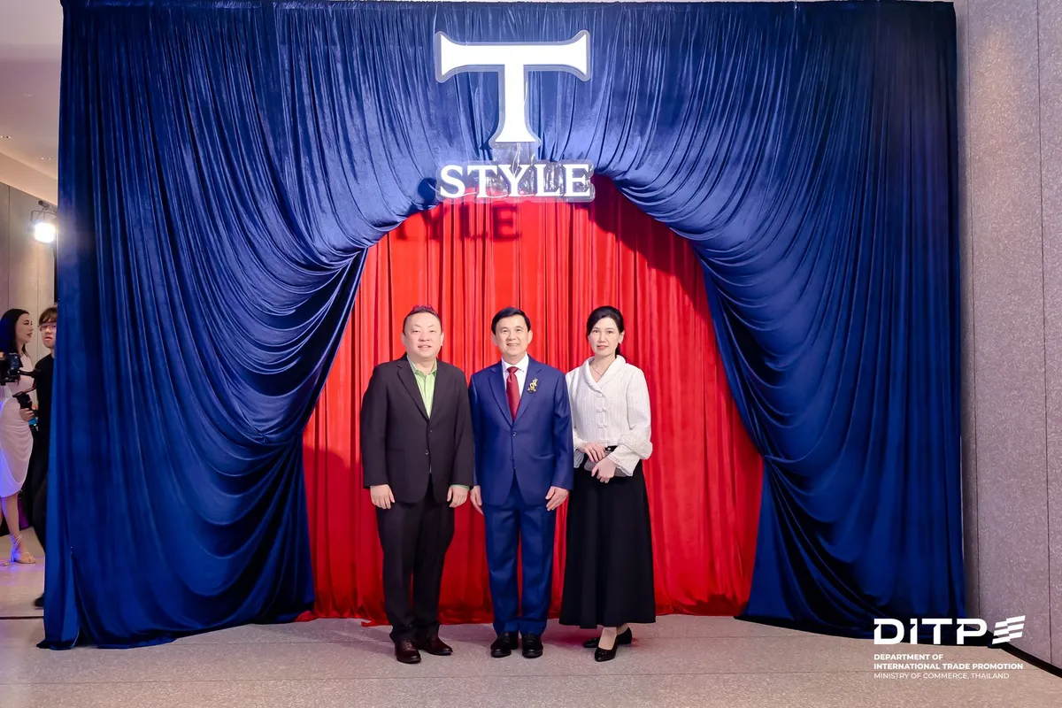 Four guests in front of the T-STYLE curtain