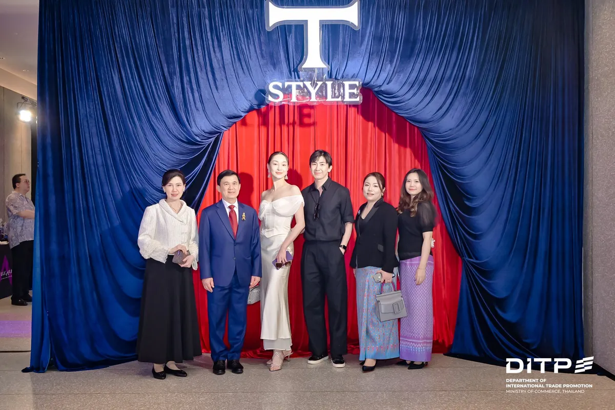 A group of guests in front of the T-STYLE curtain