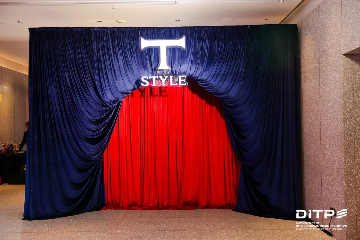 The T-STYLE curtain photo wall