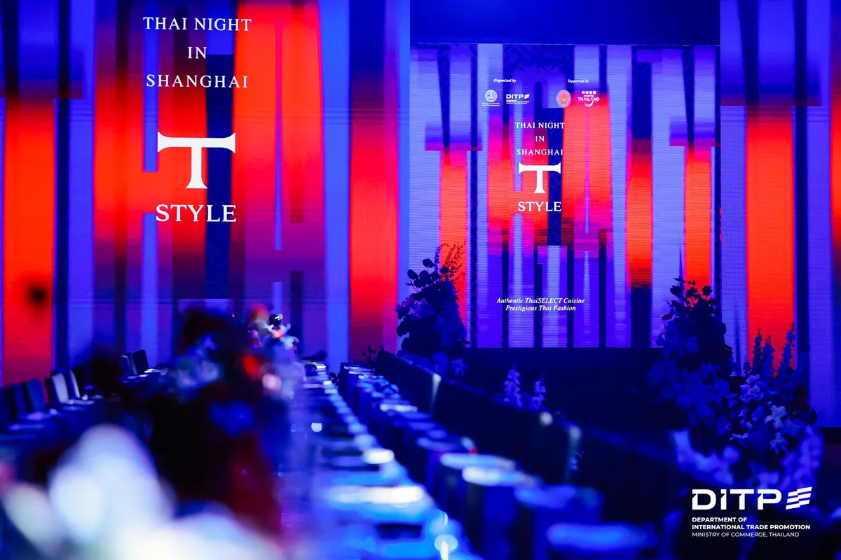 The hall with T-STYLE screens above the long dinner tables