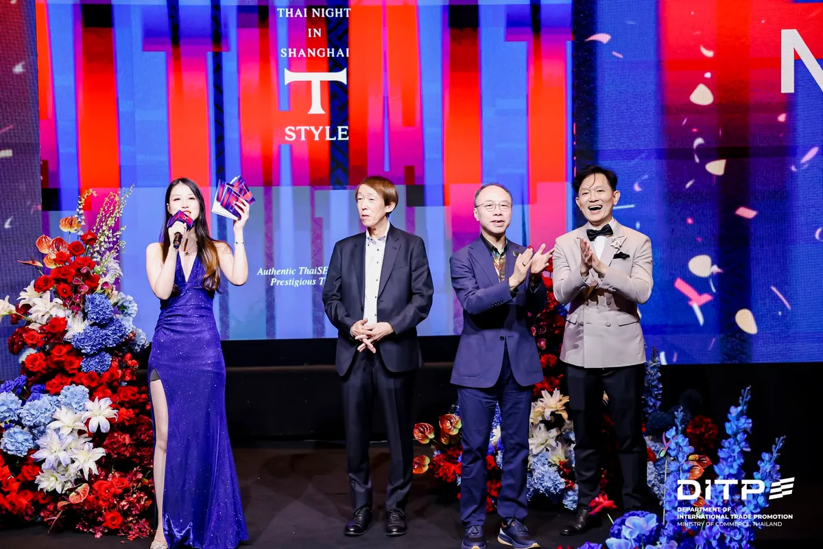 Hosts on stage in front of the T-STYLE screen